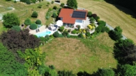 Luftaufnahme - Sehr gepflegtes Einfamilienhaus in der Natur