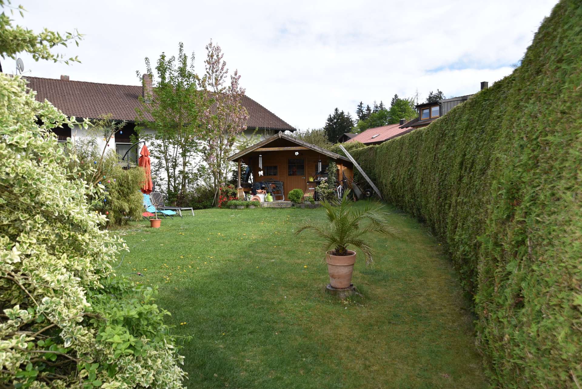 Hausansicht mit Gartenhaus