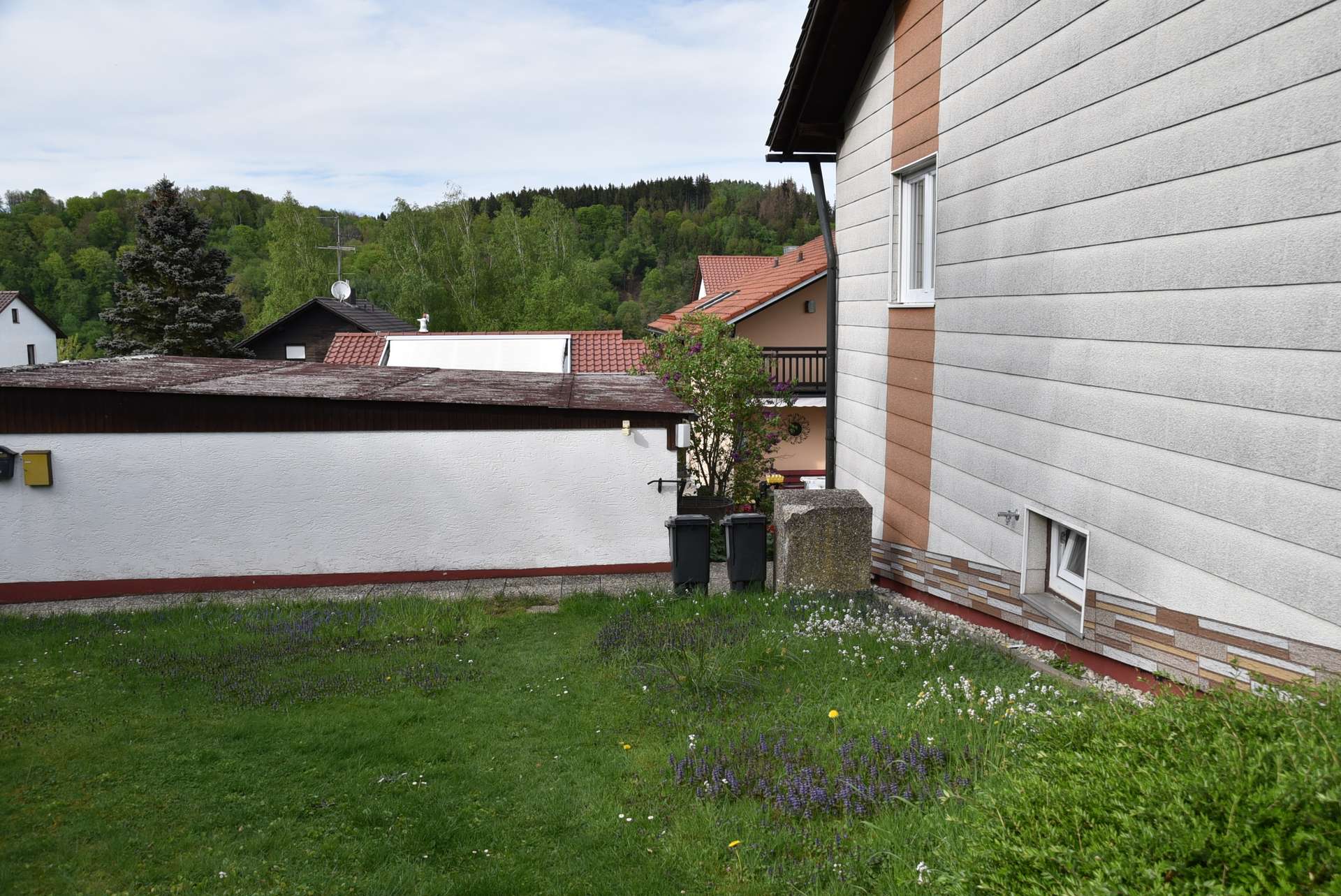 Hausansicht und Garage