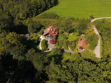 Alleinlage – Traumhafte Landhausvilla in Deggendorf, 94469 Deggendorf, Villa