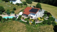 Luftaufnahme - Sehr gepflegtes Einfamilienhaus in der Natur