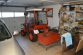 VERKAUFT!!! Hochwertig ausgestattetes Wohnhaus mit Werkstatt in ruhiger Ortsrandlage - Traktor