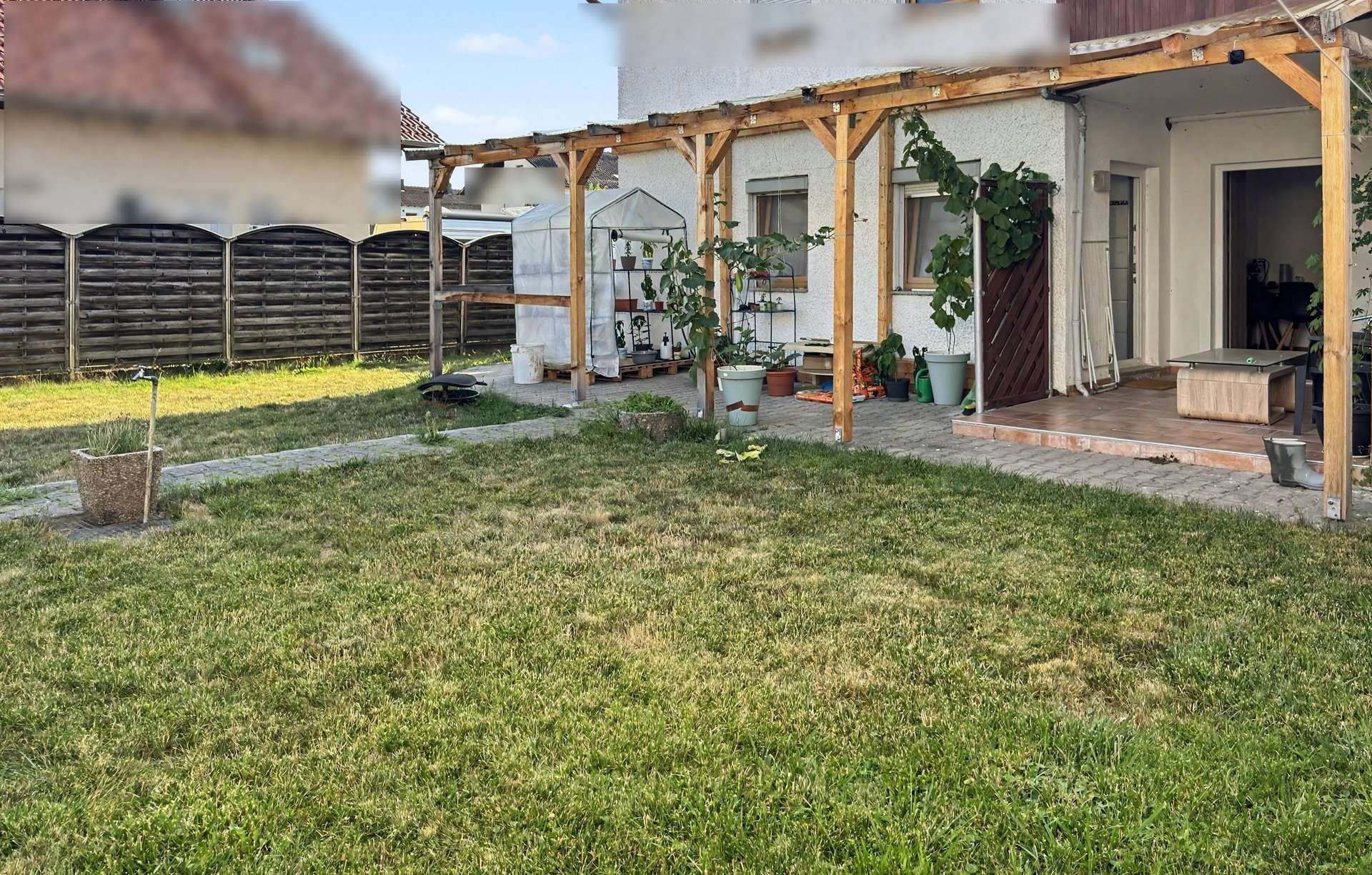 Terrasse und eigener Garten