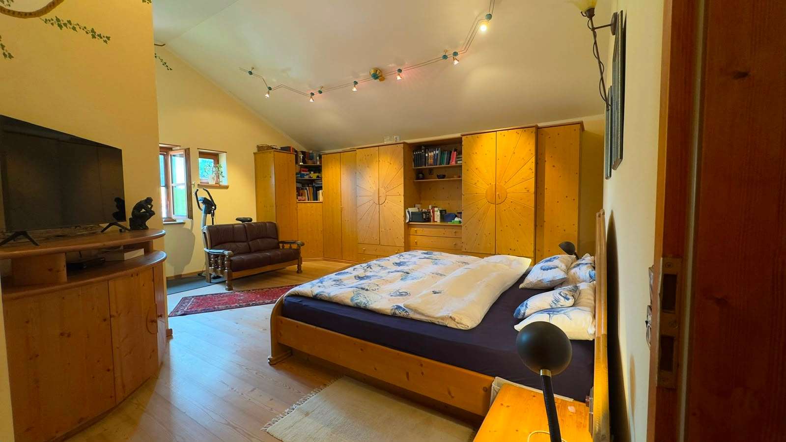 2. Schlafzimmer OG mit Zugang Bad 2
