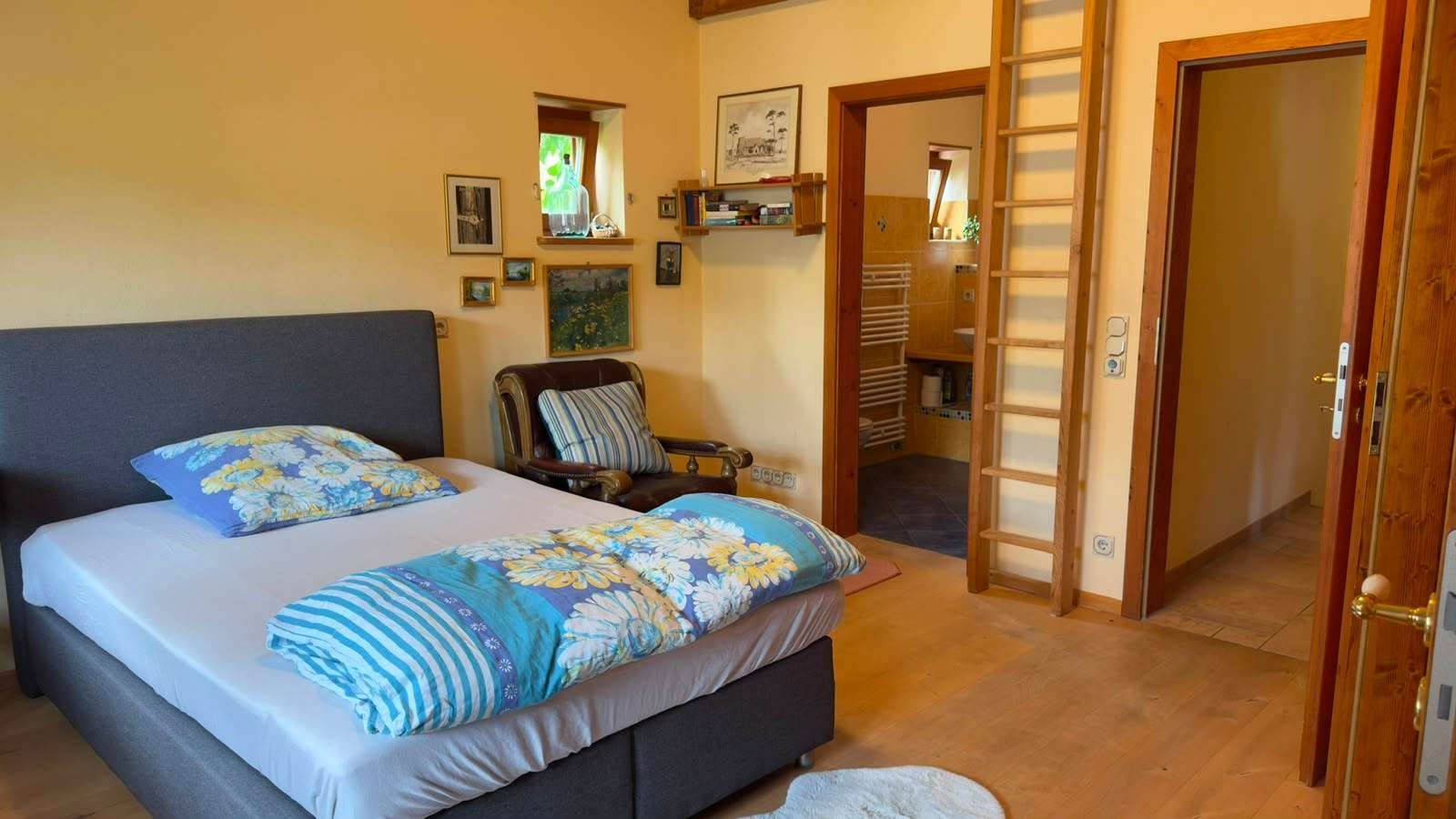 1. Schlafzimmer OG mit Zugang Bad 1