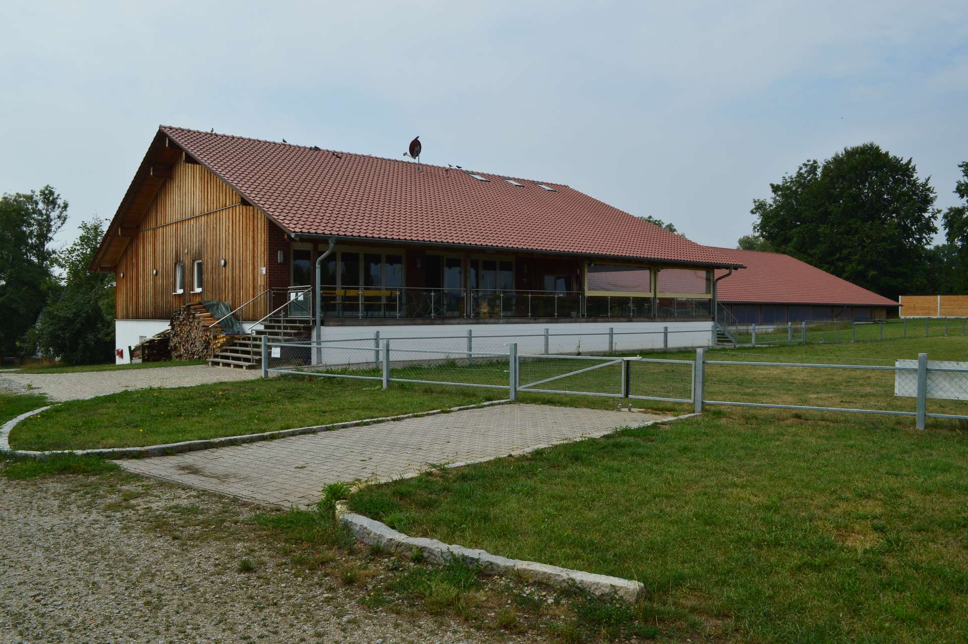 Gastrobereich und Terrasse