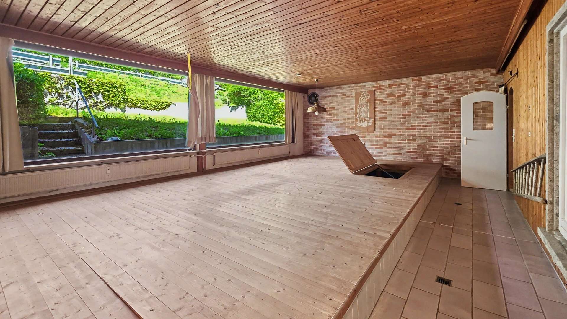 abgedeckter Innenpool OG