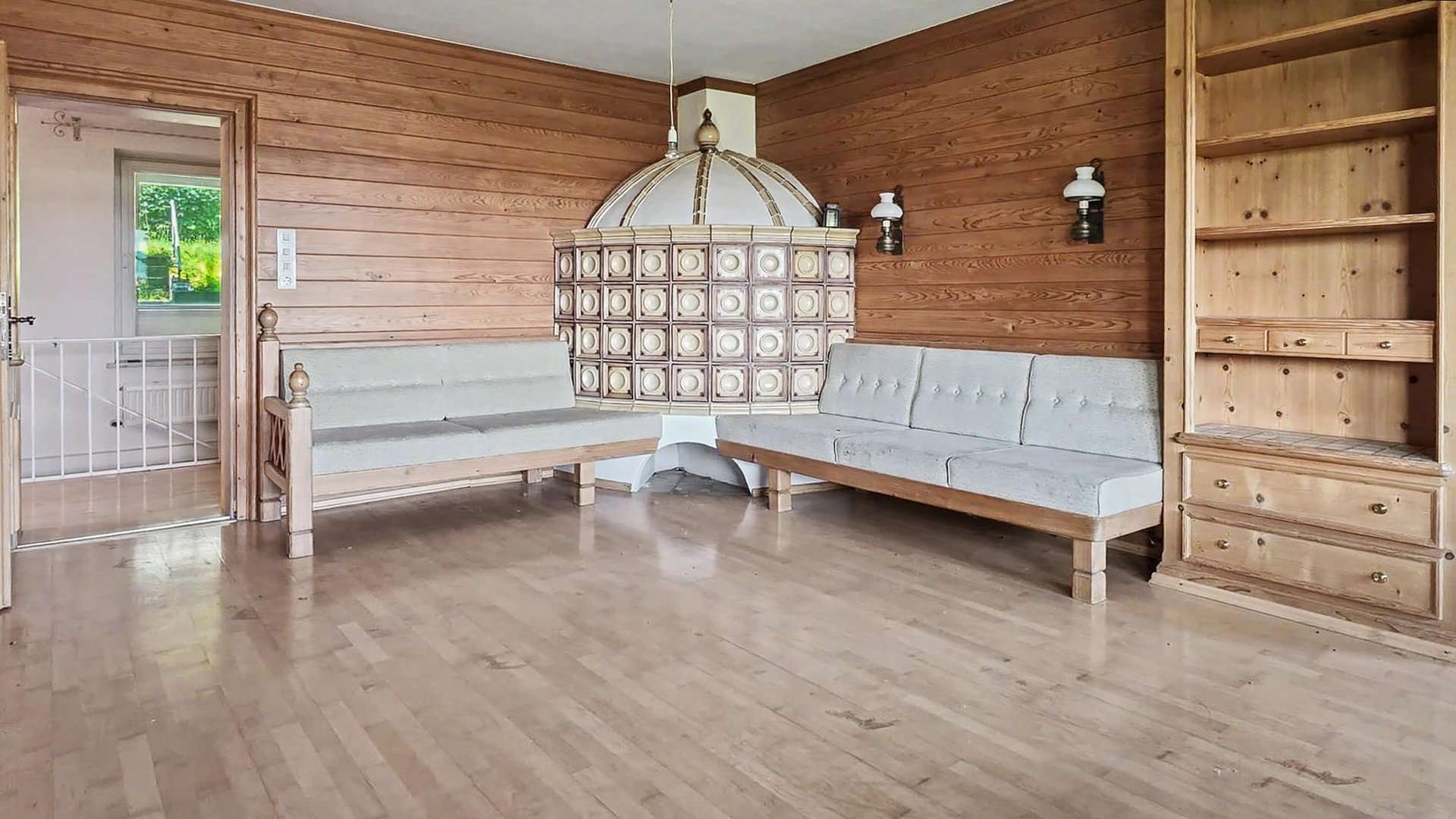 Wohnzimmer mit Kachelofen OG