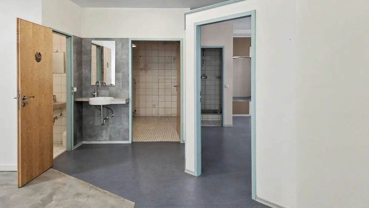 Zugang zum WC und gefliester Raum