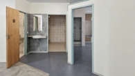 Zugang zum WC und gefliester Raum - 92 m² Rohdiamant im Erdgeschoss – Praxis, Büro oder Wohnen? Gestalten Sie Ihre Vision