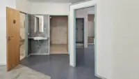 Zugang zum WC und gefliester Raum