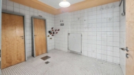gefliester Raum - 92 m² Rohdiamant im Erdgeschoss – Praxis, Büro oder Wohnen? Gestalten Sie Ihre Vision