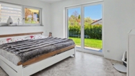 Schlafzimmer mit Zugang zur Terrasse - Ihr Traum vom modernen, energieeffizienten Zuhause – Neuwertiges Einfamilienhaus in Böbrach