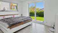 Schlafzimmer mit Zugang zur Terrasse