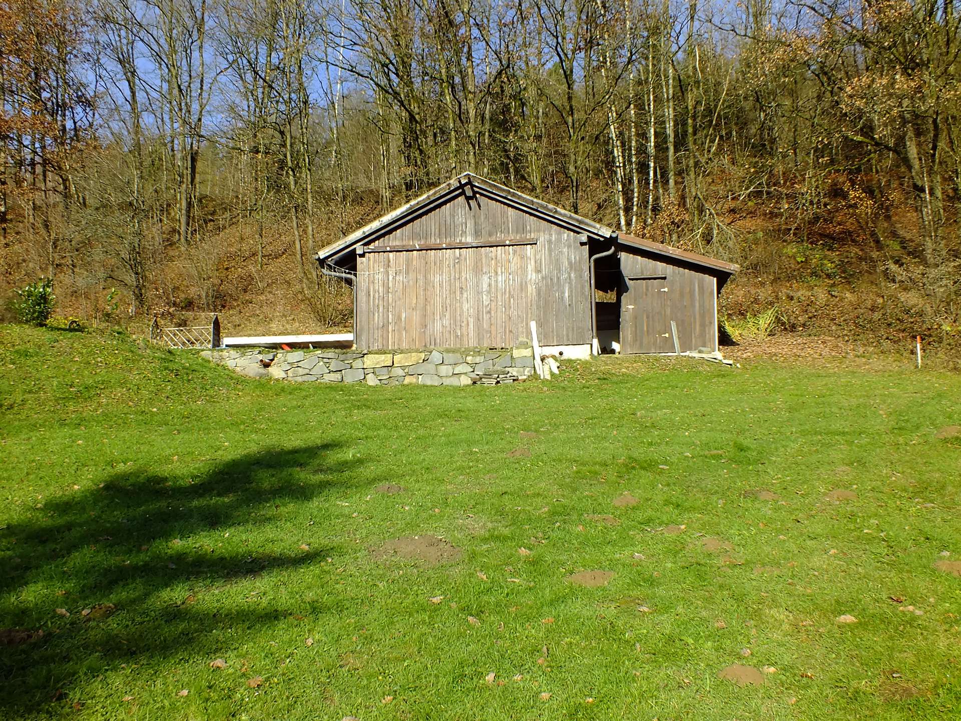 Garage und Holzschuppen