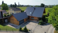 Luftaufnahme - Bezauberndes Niedrigenergie-Holzhaus mit Pool