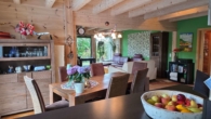 Blick ins Ess-und Wohnzimmer - Bezauberndes Niedrigenergie-Holzhaus mit Pool