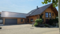 Außenansicht mit Garge - Bezauberndes Niedrigenergie-Holzhaus mit Pool