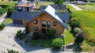 Luftaufnahme - Bezauberndes Niedrigenergie-Holzhaus mit Pool