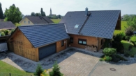 Luftaufnahme - Bezauberndes Niedrigenergie-Holzhaus mit Pool