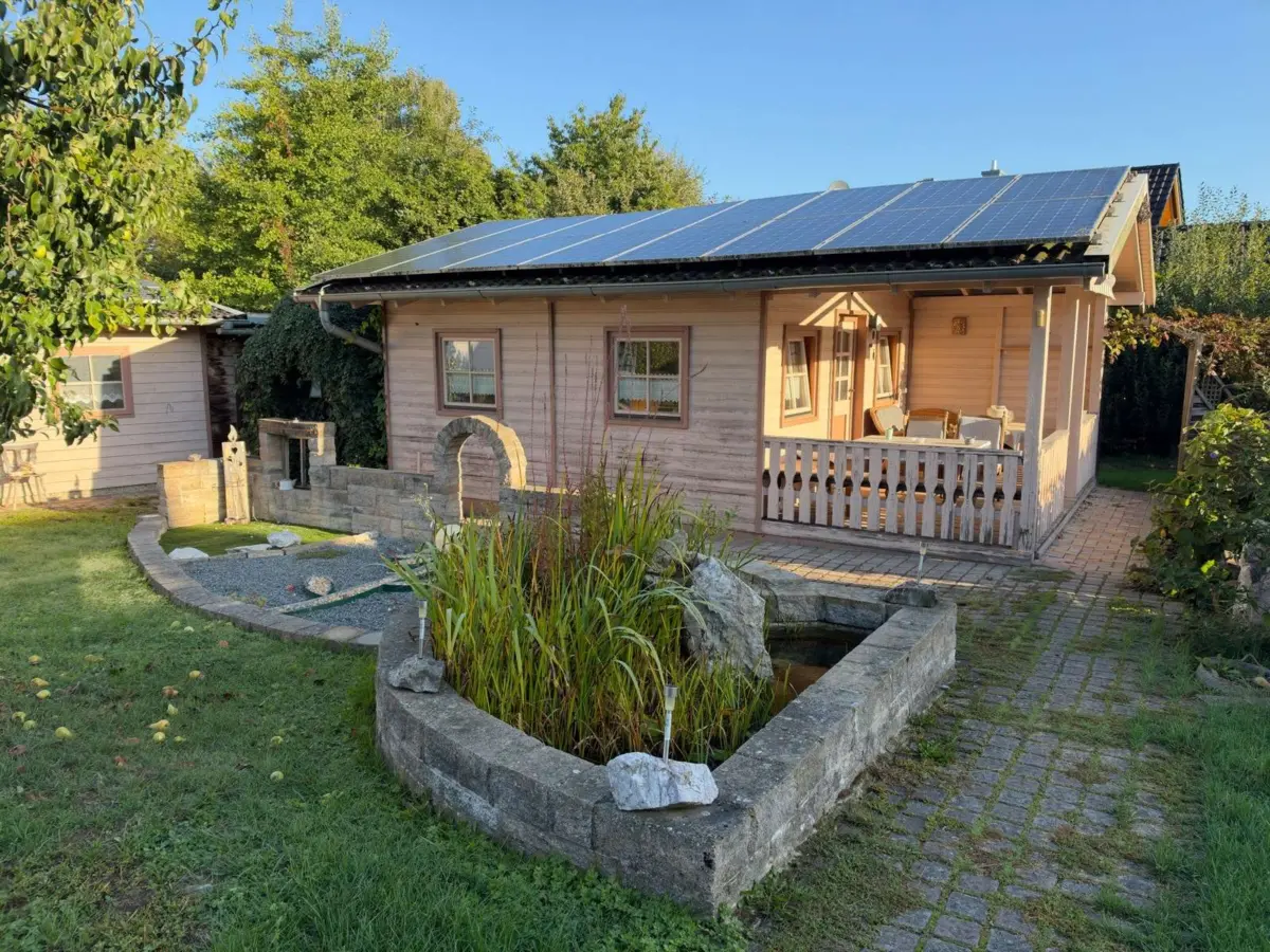 Gartenhaus mit Veranda und Grill