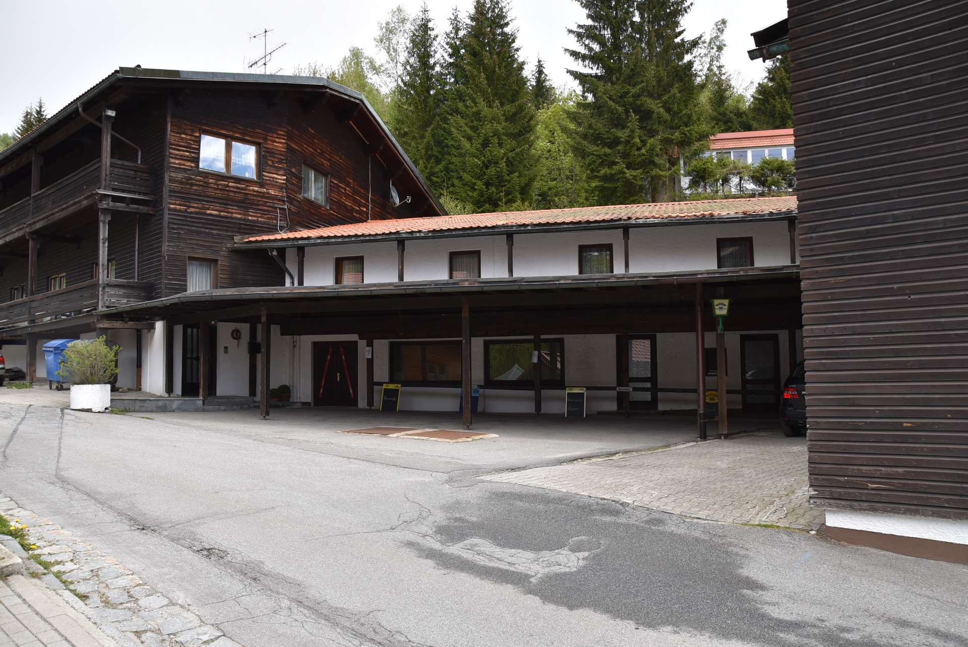 mittleres Gebäude