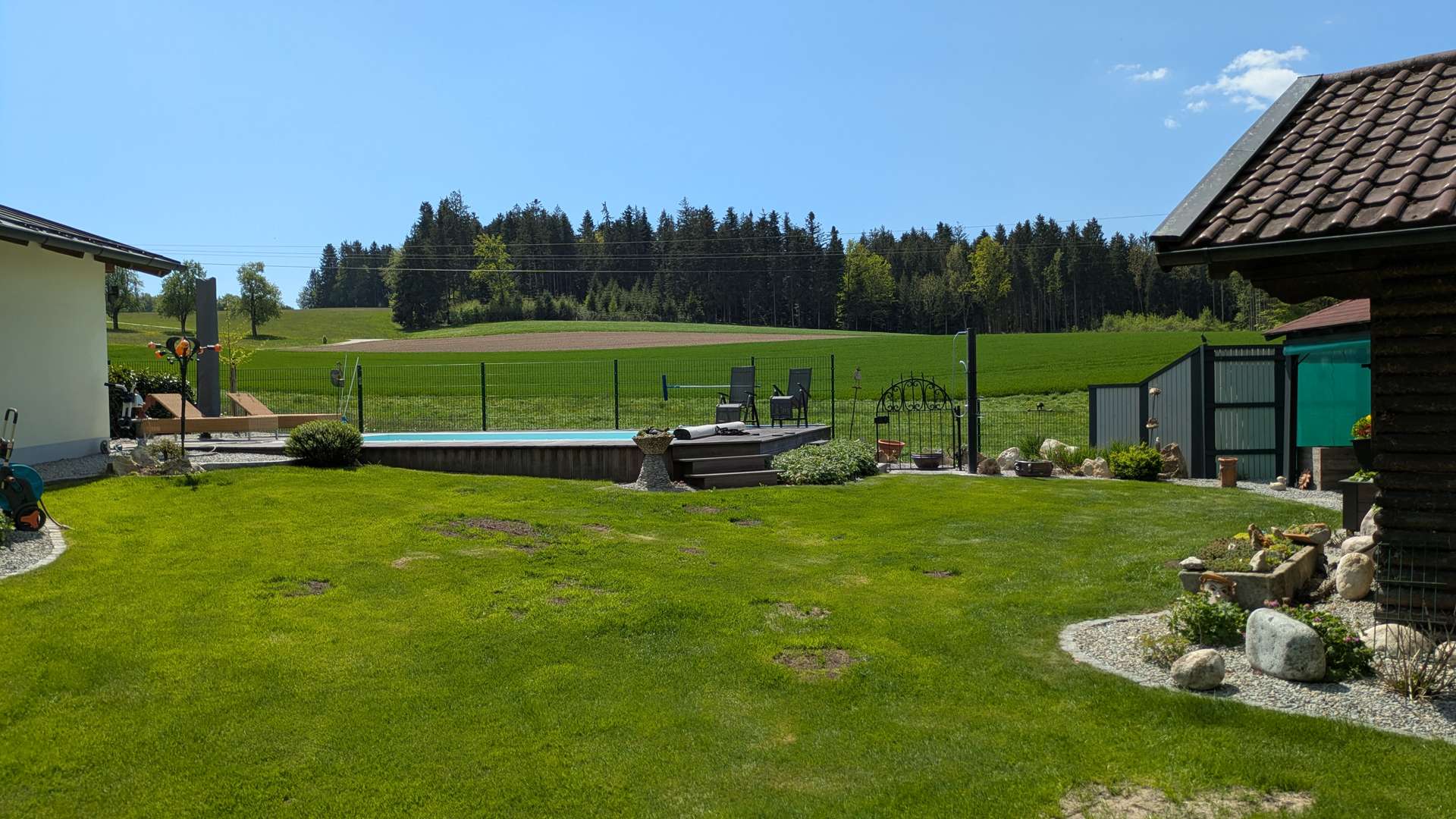 Garten neben Pool