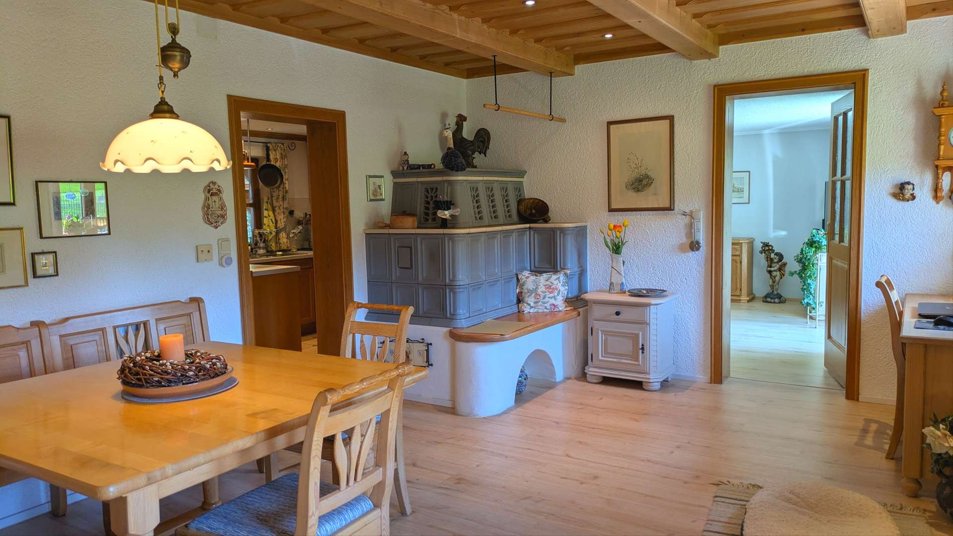 Esszimmer mit Kachelofen