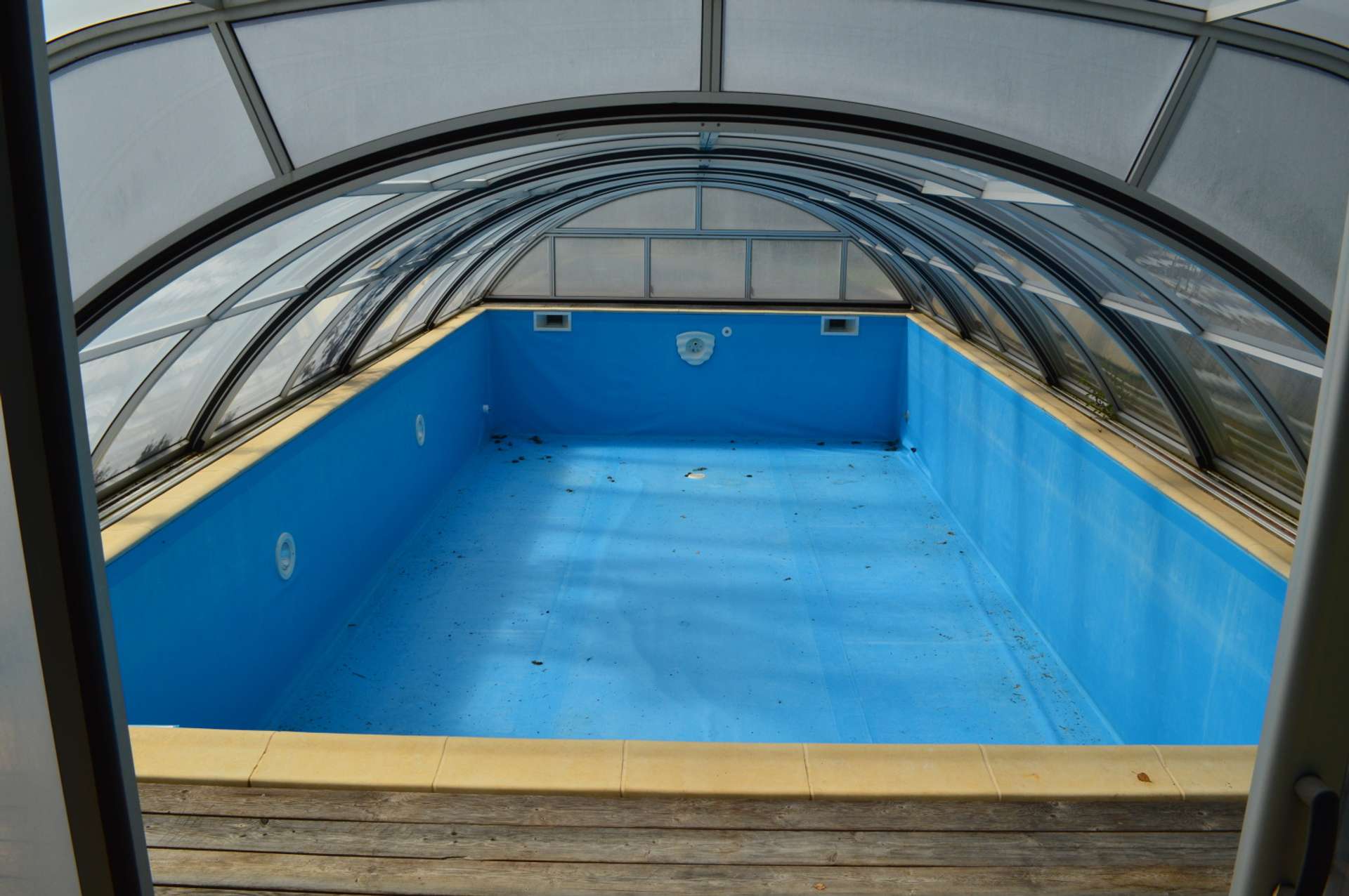 Schwimmbecken mit Dach