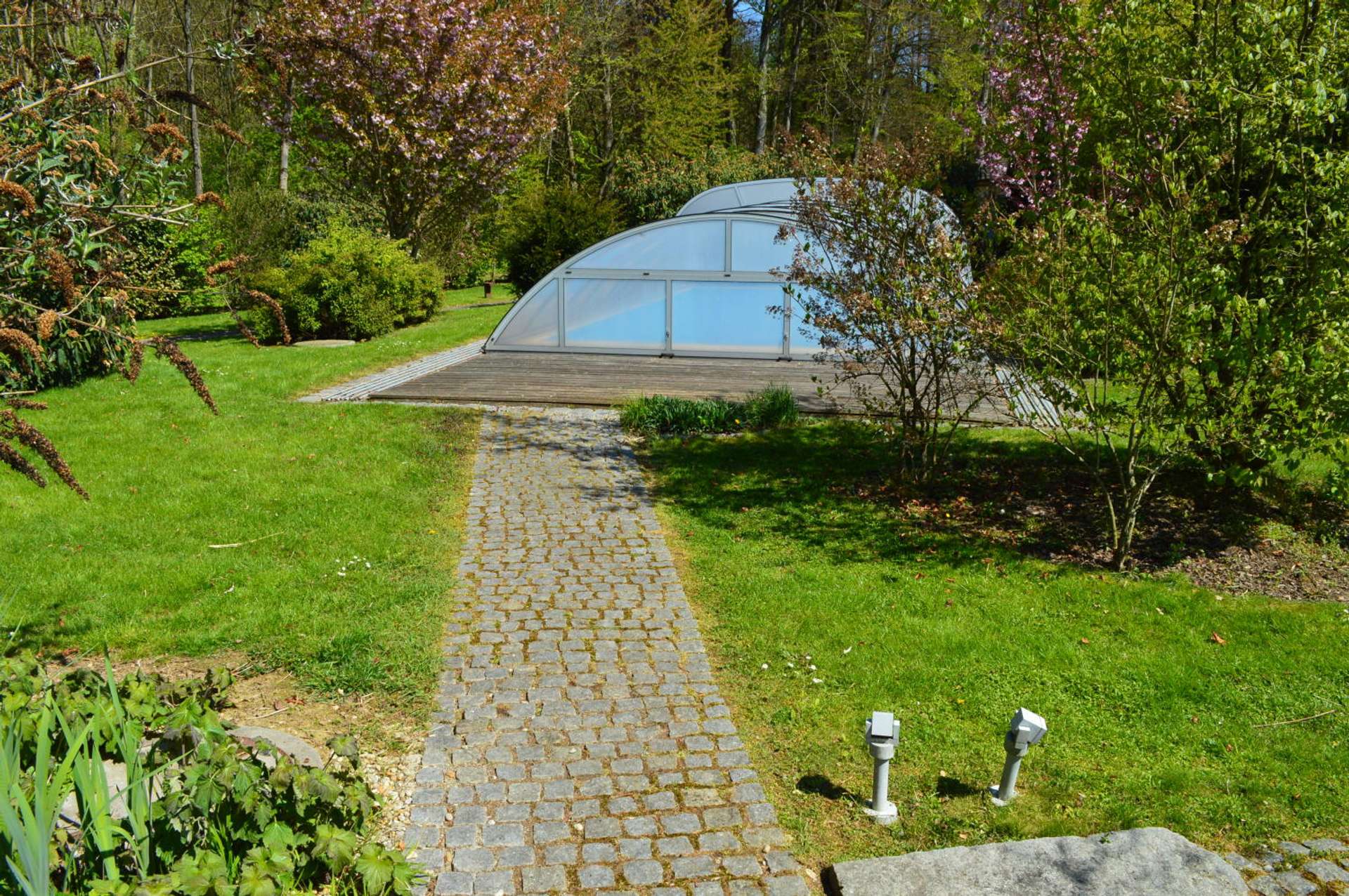 Weg zum Pool
