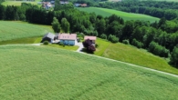 Luftaufnahme - Traum-Zweifamilienhaus in idyllischer Alleinlage für Naturliebhaber – mit unbefristetem Wohnrecht
